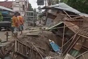 Dampak Banjir Pidie, Jalan hingga Bangunan Ambles ke Sungai�