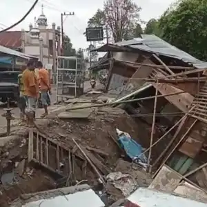 Dampak Banjir Pidie, Jalan hingga Bangunan Ambles ke Sungai 