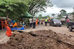 Jalan Ambles di Simpang Beutong Pidie Makin Parah, Lintas Banda Aceh-Medan Dibuka Tutup