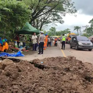 Jalan Ambles di Simpang Beutong Pidie Makin Parah, Lintas Banda Aceh-Medan Dibuka Tutup