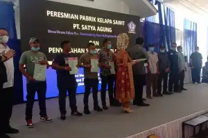 Menteri ATR/BPN Bagikan Sertifikat Plasma Kepada Petani Sawit di Aceh Utara