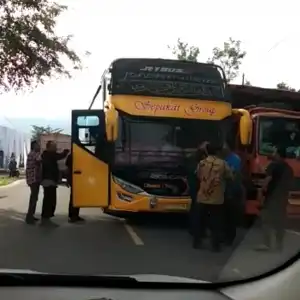 Viral Aksi Penghulu di Aceh Damaikan Keributan Sopir di Jalan Raya