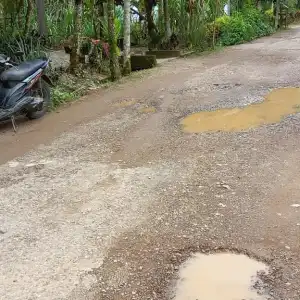 Warga Minta Jalan Rusak di Aceh Selatan Segera Diperbaiki