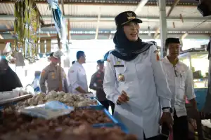 Pj Bupati Nagan Raya Tinjau Harga Kebutuhan Barang Pokok di Pasar