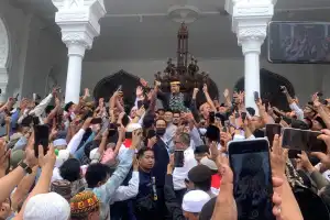 Anies Diteriaki 'Presiden' Usai Shalat Jumat di Masjid Baiturrahman