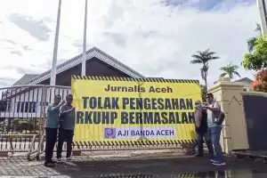AJI Banda Aceh Tutupi Gerbang DPRA dengan Papan Penolakan RKUHP