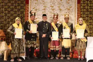 Teungku Bantaqiah-Dr Zubir Mahmud Terima Anugerah Gelar Kehormatan