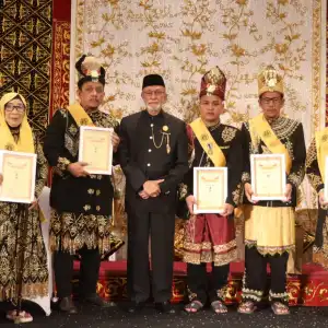 Teungku Bantaqiah-Dr Zubir Mahmud Terima Anugerah Gelar Kehormatan