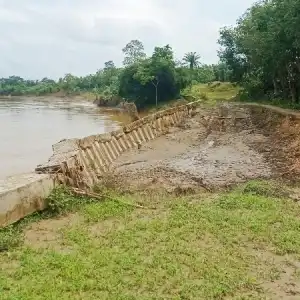 Warga Minta Pemerintah Segera Perbaiki Tembok Penahan Sungai Tamiang yang Roboh