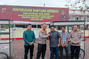 Polres Aceh Barat Serahkan Bantuan Gerobak Untuk Pelaku UMKM