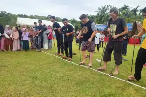 Wisatawan Asing Kepincut Permainan Tradisional di Festival Ujung Barat
