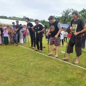 Wisatawan Asing Kepincut Permainan Tradisional di Festival Ujung Barat