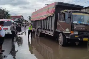 Tertabrak Truk, Pemotor di Lhokseumawe Tewas Tergilas