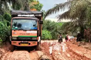Akses Jalan Utama Masyarakat Singkohor Aceh Singkil Rusak Parah