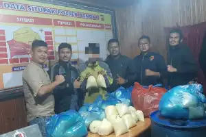 Pria Aceh Tengah Terekam CCTV Curi Minyak di Bener Meriah