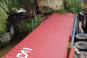 Truk Kontainer Terjun ke Sungai Usai Tabrak Becak Motor