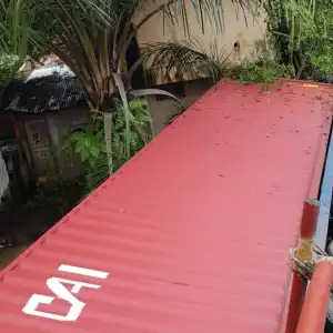 Truk Kontainer Terjun ke Sungai Usai Tabrak Becak Motor