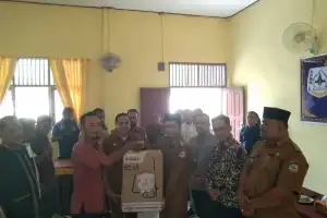 Penerima Manfaat dan Pelaku UMKM di Agara Terima Bantuan Alat Kerja