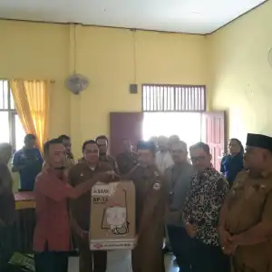 Penerima Manfaat dan Pelaku UMKM di Agara Terima Bantuan Alat Kerja