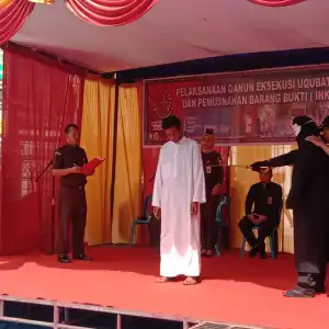 7 Pejudi dan 1 Terpidana Pelecehan Sesama Jenis di Agara Dicambuk