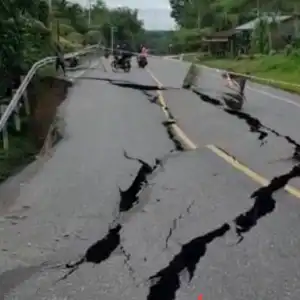 Jalan Lintas Buket Rata-Krueng Mane Rusak Parah