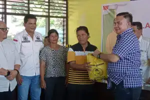 Salim Fakhry Bagikan 3.800 Paket Nataru di Agara