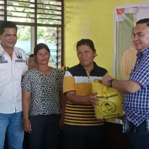 Salim Fakhry Bagikan 3.800 Paket Nataru di Agara