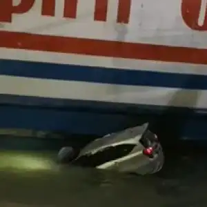 Mobil Jatuh Tercebur ke Laut di Merak Gegara Petugas Lalai