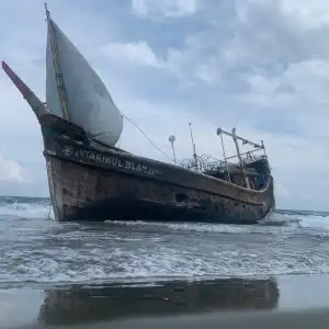 Ada Terpal Berlogo UNHCR di Kapal Rohingya yang Terdampar di Aceh Besar