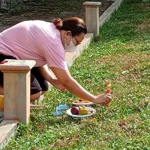 Warga Aceh Barat Ziarah ke Kuburan Massal