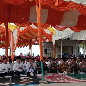 Warga Aceh Barat Berzikir di Tugu Tsunami