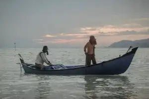 Nelayan Melaut saat Peringatan Tsunami Akan Disanksi