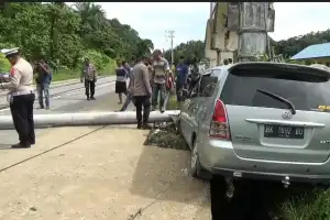 Mobil Travel di Aceh Singkil Tabrak Tiang Listrik�hingga Patah