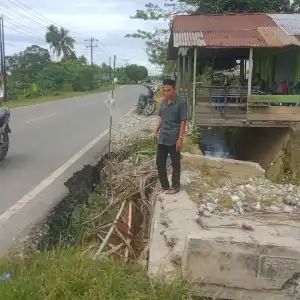 Berem Jalan Nasional di Aceh Selatan Bahayakan Pengendara