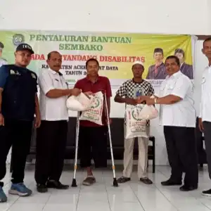 Dinsos Abdya Salurkan Bantuan Untuk Ratusan Warga Disabilitas