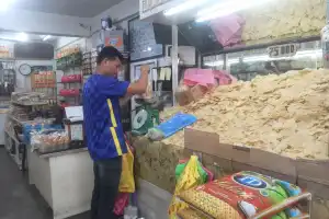 Harga Kerupuk Meulieng di Pasar Beureunuen Stabil