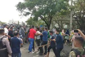 Bentrokan Terjadi saat Penertiban Pedagang di Lhokseumawe
