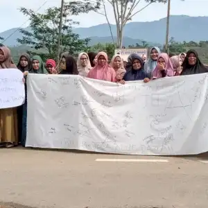 Belasan Ibu-ibu di Demo PT SDM Ie Mirah Abdya