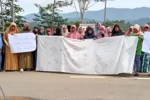 Geruduk PT SMD, ini Tuntutan Ibu-ibu Alue Dawah Abdya