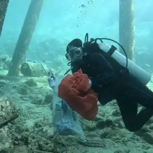 Peduli Lingkungan, Pegiat Wisata Pungut Sampah di Dasar Laut Sabang