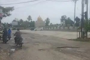 Duh, Jalan Depan Masjid Agung Abdya Dipenuhi Lubang