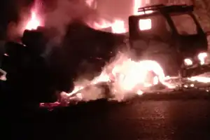 Truk Pengangkut Kayu Terbakar di Jalan Elak Aceh Utara