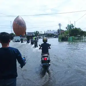 Bundaran Aneuk Meulieng Sigli Terendam Banjir, Pengguna Jalan Diminta Hati-hati 