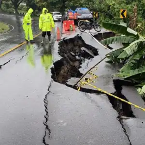 Jalan Lintas Banda Aceh-Medan di Simpang Beutong Pidie Ambles