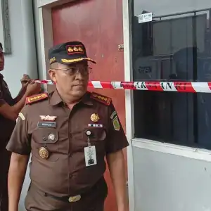 Ungkap Dugaan Korupsi, Ruang Direktur PT Rumah Sakit Aron Disegel Jaksa