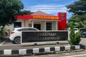 Pakai Rompi KPK, Ayah Merin Dibawa ke Bandara SIM