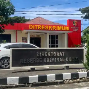 Pakai Rompi KPK, Ayah Merin Dibawa ke Bandara SIM