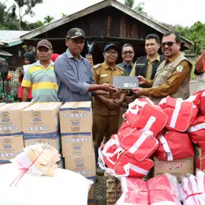 Pj Bupati Aceh Utara Tinjau Lokasi Banjir, Serahkan Bantuan