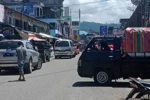 Jalan Pasar Kota Blangpidie Semrawut Gegara Pengendara Parkir Sembarangan