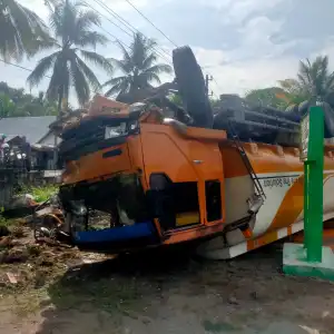Diduga Sopir Mengantuk, Mobil Tangki Pengangkut CPO Terbalik di Aceh Barat
